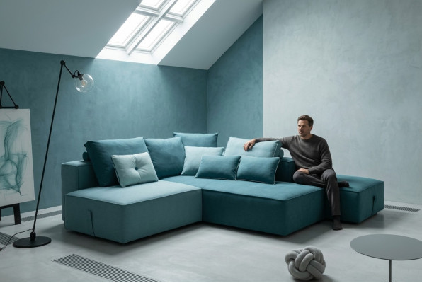 Sofá de diseñador con esquina de sofá acolchado con taburete, juego de forma L para el salón moderno de Alfitalia.
