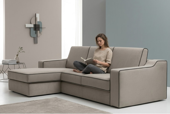 Diseño textil Sofá moderno de lujo en forma de L Alfitalia color beige.