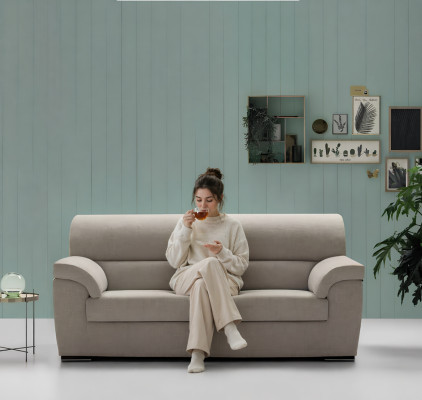 Sofá de diseño de la colección Club Lounge de ALfitalia de dos plazas en tela.
