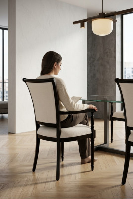 Silla de comedor de madera con cojines y reposabrazos en diseño marrón para sala de estar.