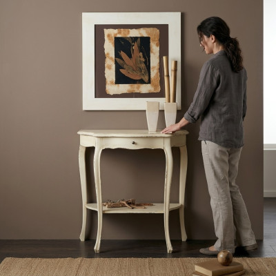 Mueble consola de madera para teléfono de estilo italiano.