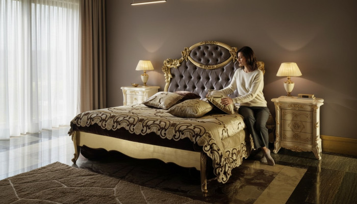 Cama clásica, camas de lujo Chesterfield, dormitorio del hotel, muebles de estilo barroco nuevos.