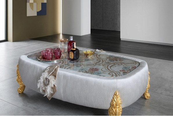 Mesa de centro exclusiva para la sala de estar hecha de madera es una maravillosa adición a su decoración interior.