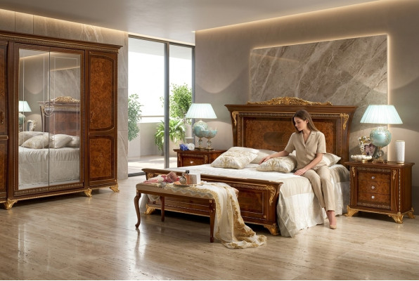 Dormitorio de muebles de madera estilo Barroco Rococó, cama doble de lujo con acolchado.