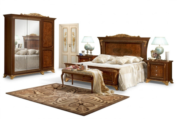 Dormitorio de muebles de madera estilo Barroco Rococó, cama doble de lujo con acolchado.