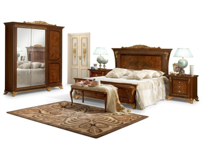 Dormitorio de muebles de madera estilo Barroco Rococó, cama doble de lujo con acolchado.