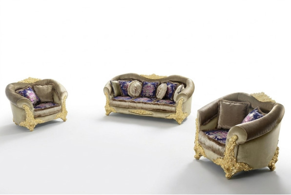 Sala de estar clásica con sofás de 3+2+1 plazas y mesa de café con incrustaciones doradas.
