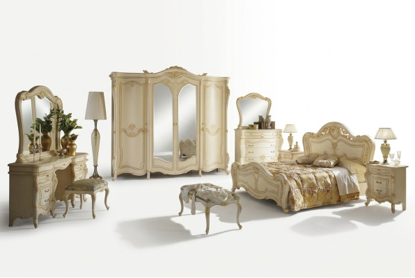 Un conjunto de dormitorio italiano clásico e incomparable de 10 piezas.