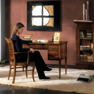 Escritorio y silla de madera con reposabrazos. Librero. Muebles de oficina. Diseño nuevo.