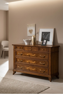 Cómoda de madera de estilo clásico sobre patas elegantes para salón o dormitorio.