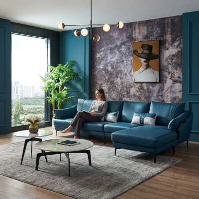 Sofá de esquina conjunto en forma de L azul de estilo moderno con sillón.