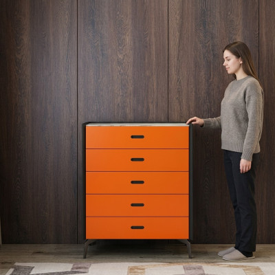 Muebles de estilo italiano, cómoda alta, armario, armarios de diseñador color naranja.