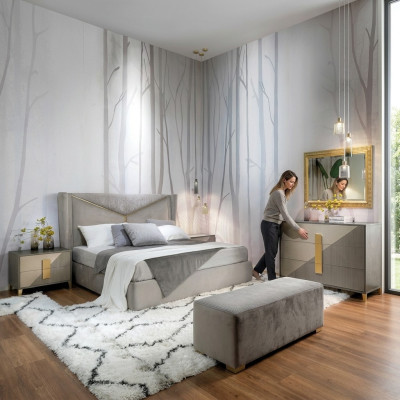 Diseño de conjunto de dormitorio de lujo con cama, 2 mesitas de noche, cómoda y decoraciones.