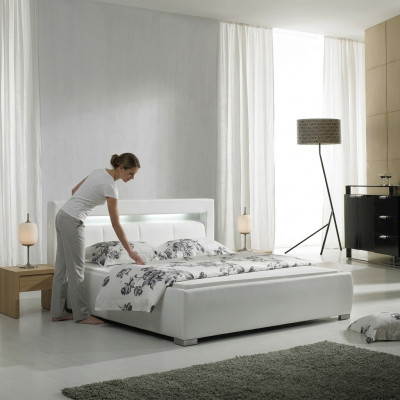 Diseño de lujo de cama tapizada de cuero doble para habitación de hotel matrimonial.