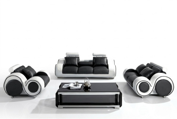 Sofá de tres plazas de cuero con asientos almohadillados.