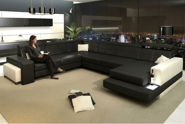 Conjunto de diseñador para sala de estar en forma de U con sofá de esquina y tapicería.