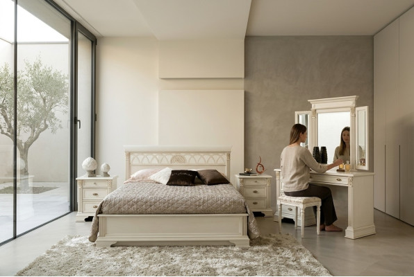 Cama clásica con 2 mesitas de noche. Set de dormitorio de 3 piezas. Muebles italianos de madera maciza estilo barroco.