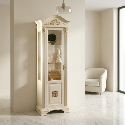 Elegante armario de cristal barroco con adornos delicados.