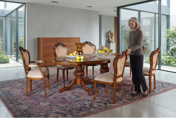 Clásica mesa de lujo en madera, mesas barrocas, decoración rococó estilo antiguo comedor y sala de estar.