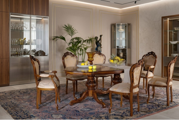 Clásica mesa de lujo en madera, mesas barrocas, decoración rococó estilo antiguo comedor y sala de estar.