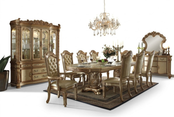Juego de comedor dorado. Mesa de comedor lujosa con sillas. Aparador de diseñador.