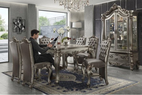 Clásico ambiente de comedor gris, diseñador de mesa de comedor cuadrada, sillas Chesterfield de cuero, 7 piezas.