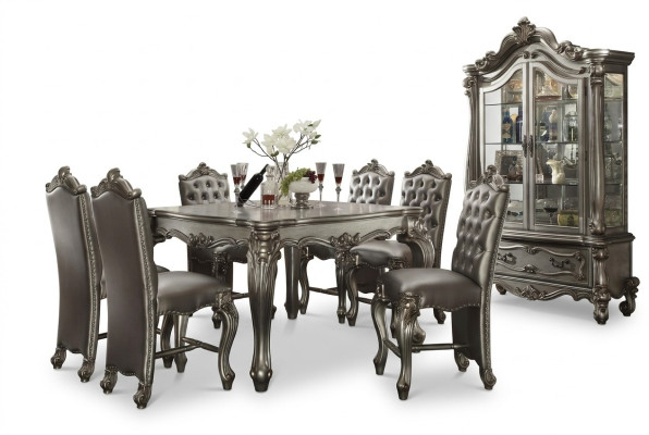 Clásico ambiente de comedor gris, diseñador de mesa de comedor cuadrada, sillas Chesterfield de cuero, 7 piezas.