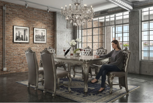 Mesa de comedor rectangular clásica gris con 8 sillas de cuero de madera Chesterfield.