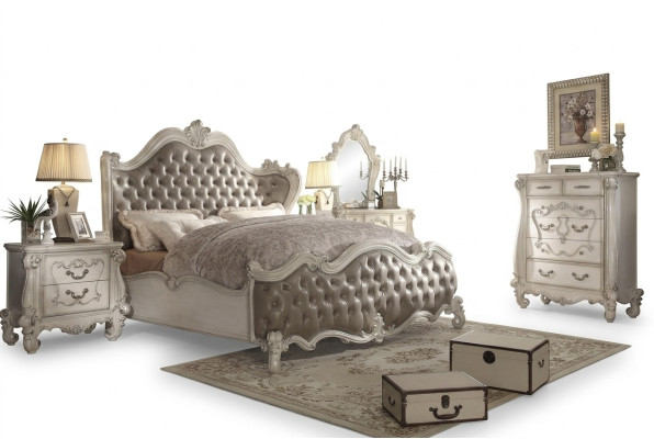 Cama clásica de cuero doble de hotel en estilo barroco Chesterfield Rococó antiguo.