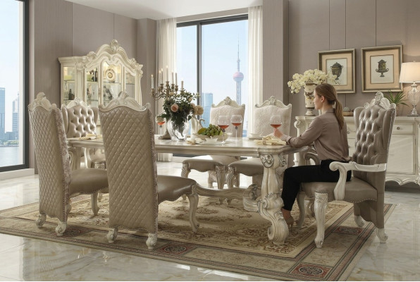 Juego de comedor real de 7 piezas. Mesa estilo rococó-barroco con 6 sillas.