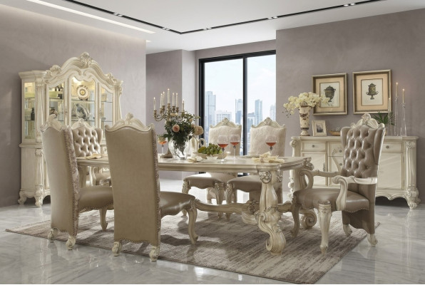 Juego de comedor real de 7 piezas. Mesa estilo rococó-barroco con 6 sillas.