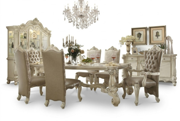 Juego de comedor real de 7 piezas. Mesa estilo rococó-barroco con 6 sillas.