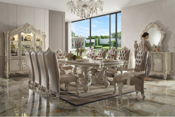 Juego de comedor clásico en blanco antiguo. Mesa de comedor grande con sillas Chesterfield.