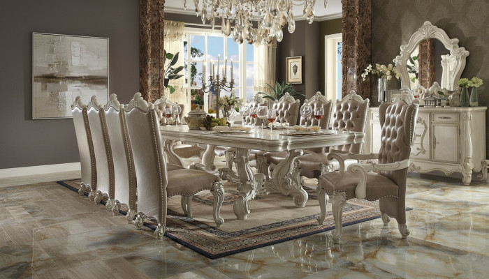 Juego de comedor clásico en blanco antiguo. Mesa de comedor grande con sillas Chesterfield.