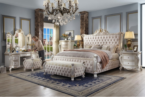 Juego de dormitorio Chesterfield de 3 piezas. Conjunto cama + 2 mesitas de noche estilo barroco.