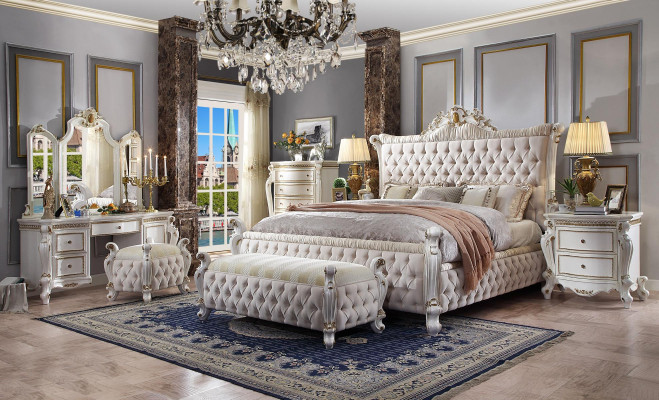 Juego de dormitorio Chesterfield de 3 piezas. Conjunto cama + 2 mesitas de noche estilo barroco.