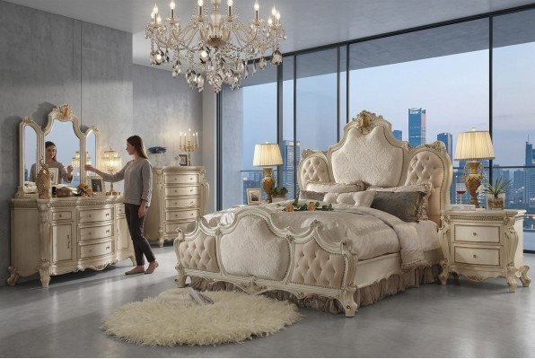 Cama clásica estilo hotel en cuero doble antiguo de la época barroco Chesterfield rococó.
