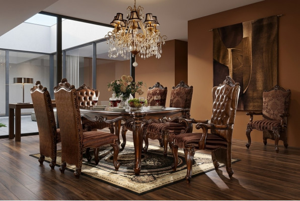 Mesa de lujo clásica de madera, decoración de mesas, estilo rococó barroco antiguo, esencia de vida.