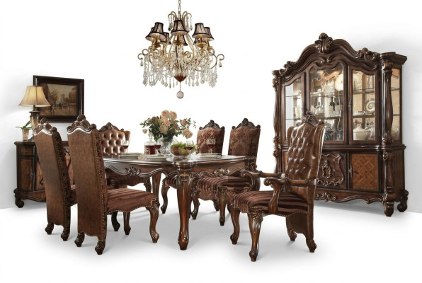 Mesa de lujo clásica de madera, decoración de mesas, estilo rococó barroco antiguo, esencia de vida.