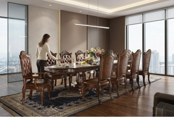 Lujoso juego de comedor de estilo barroco con mesa de comedor diseñada con sillas Chesterfield marrones.