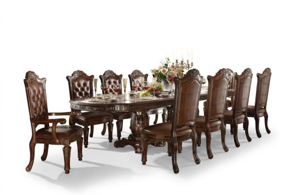 Lujoso juego de comedor de estilo barroco con mesa de comedor diseñada con sillas Chesterfield marrones.
