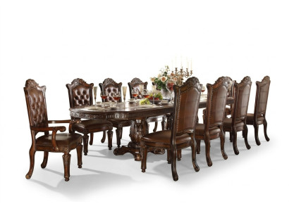 Lujoso juego de comedor de estilo barroco con mesa de comedor diseñada con sillas Chesterfield marrones.