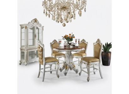 Clásico juego de comedor blanco. Mesa de comedor elegante con sillas y vitrina.