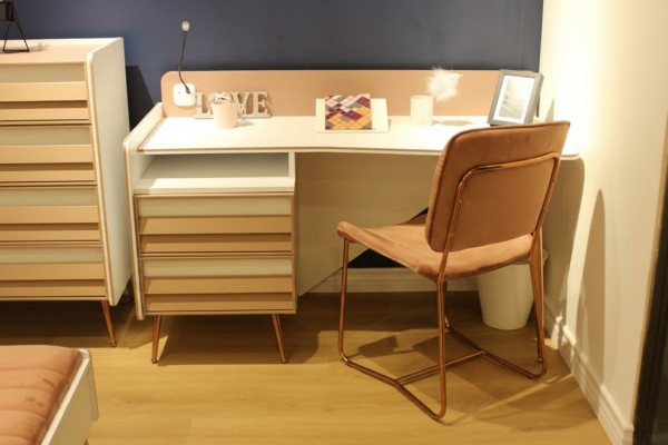 Escritorio moderno de madera para jóvenes y niños en el diseño de muebles nuevos.