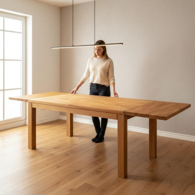 Comedor. Mesa de reuniones de madera hecha a mano. Mesa de comedor de madera maciza.