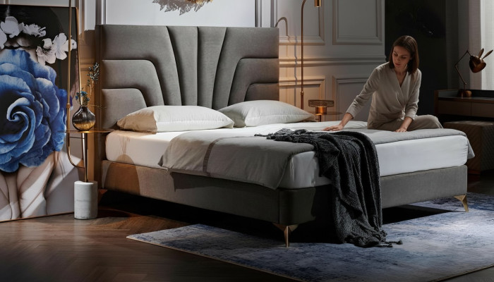 Hotel matrimonial es un dormitorio de lujo con cama doble y muebles de diseño de madera nueva de lujo.