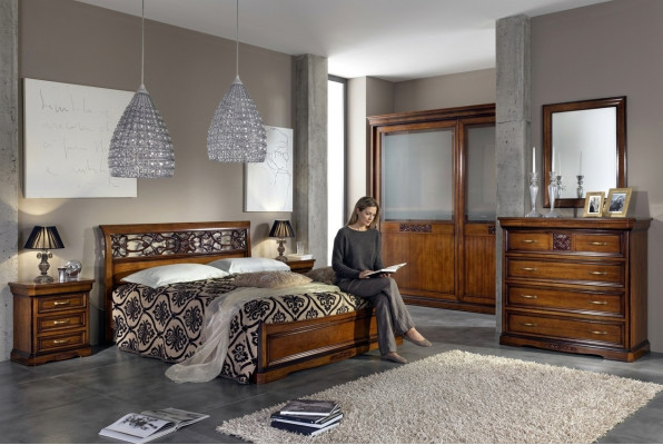 Conjunto completo de dormitorio en color marrón: armario, cama, mesita de noche, cómoda y espejo.