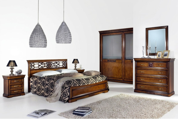 Conjunto completo de dormitorio en color marrón: armario, cama, mesita de noche, cómoda y espejo.