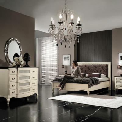 Conjunto de dormitorio de lujo de 4 piezas. Cama, 2 mesitas de noche, cómoda. Muebles de madera maciza de Italia.