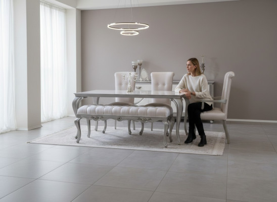 Muebles de comedor clásicos exclusivos con detalles decorativos.